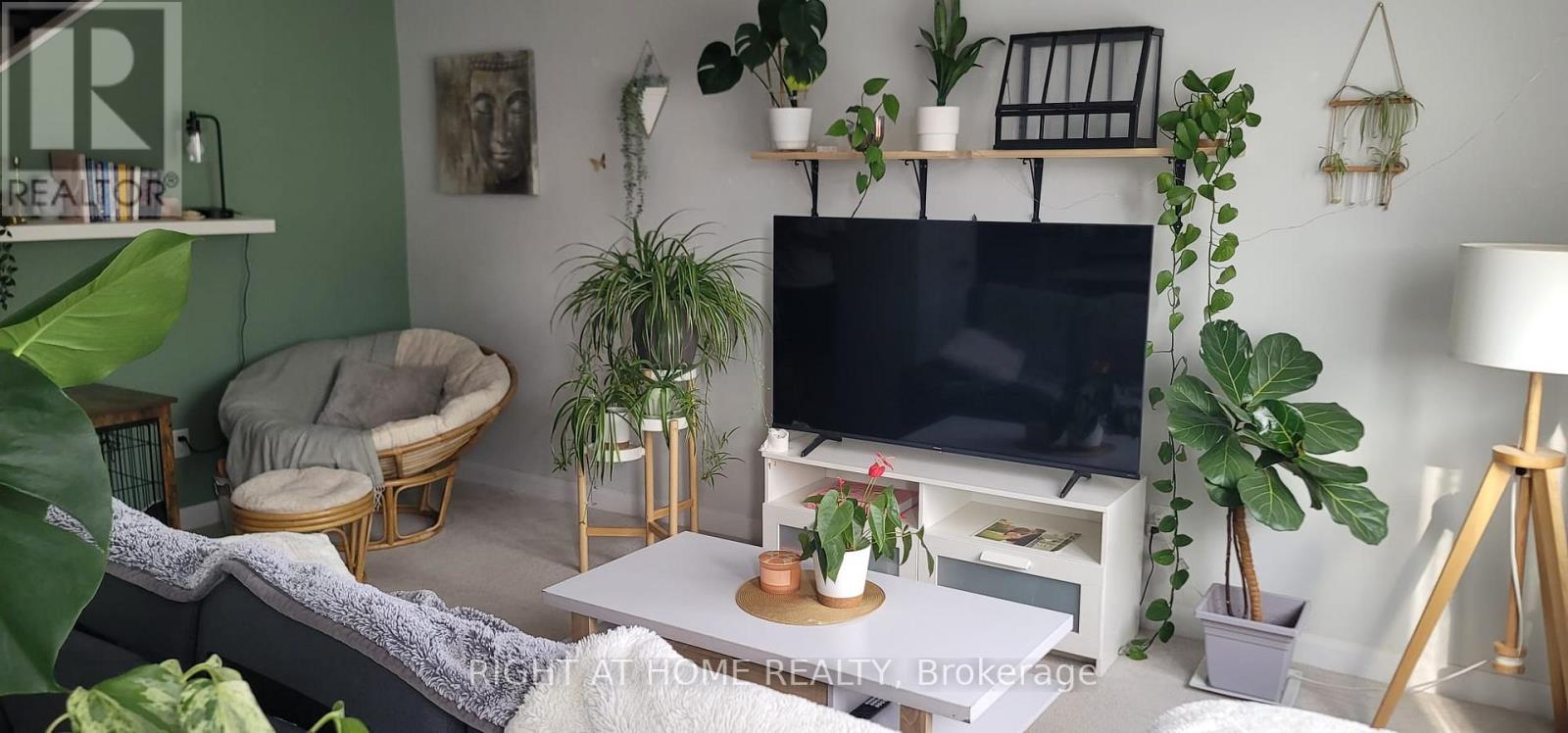 61 Teelin Circle, Ottawa, ON - Indoor Photo Showing Living Room