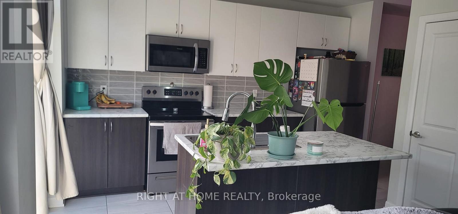 61 Teelin Circle, Ottawa, ON - Indoor Photo Showing Kitchen