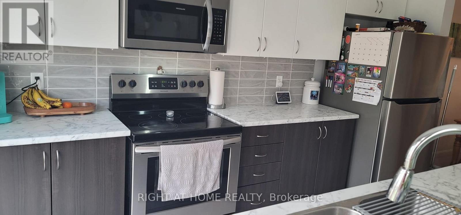61 Teelin Circle, Ottawa, ON - Indoor Photo Showing Kitchen