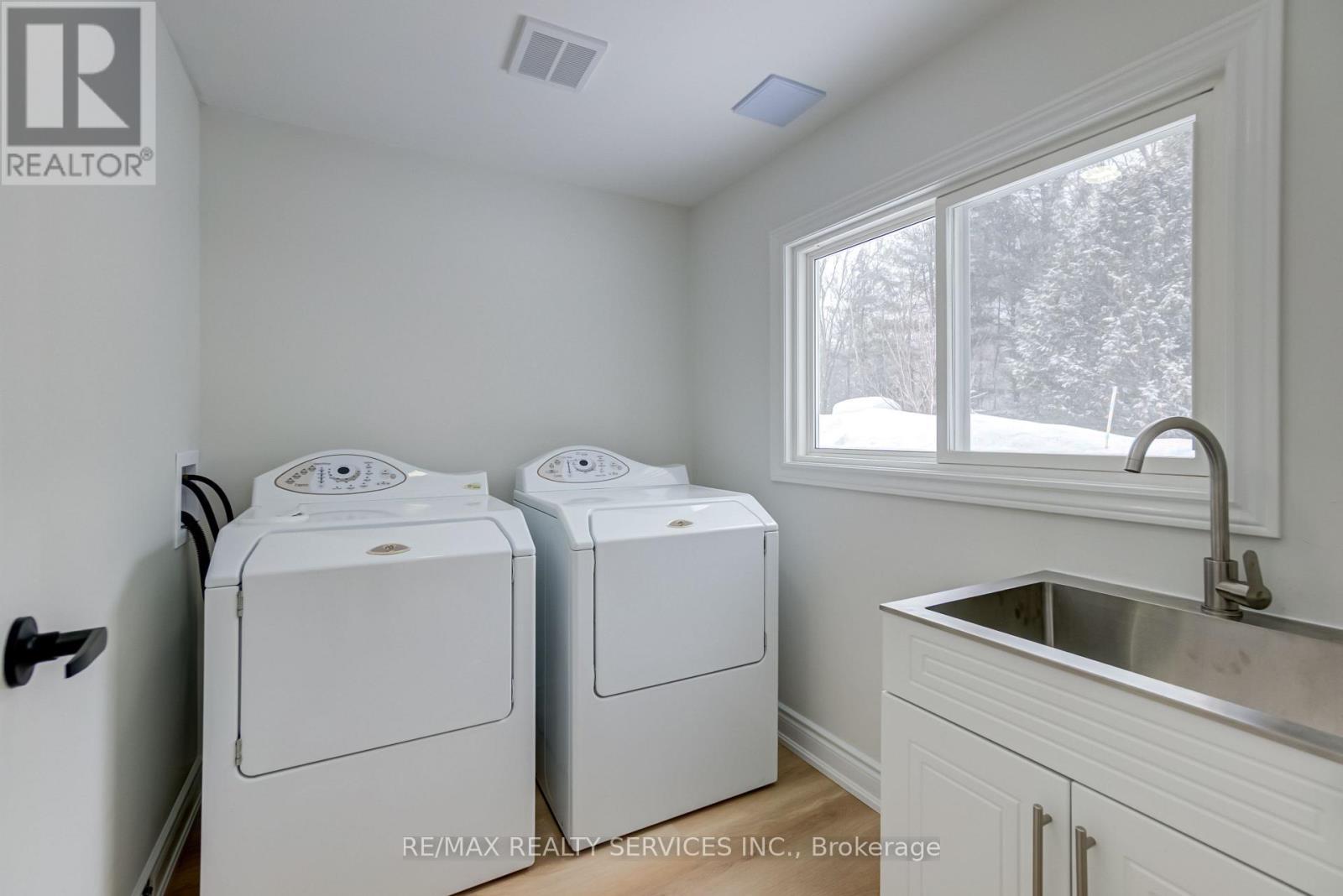 7826 Lake Jospeh Road, Georgian Bay, ON - Indoor Photo Showing Laundry Room