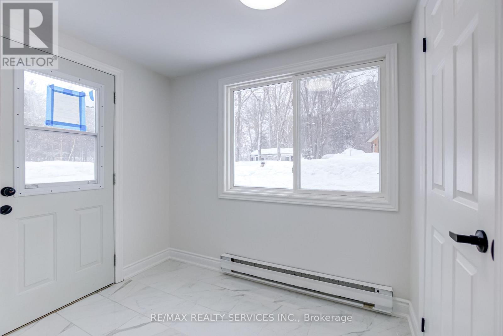 7826 Lake Jospeh Road, Georgian Bay, ON - Indoor Photo Showing Other Room