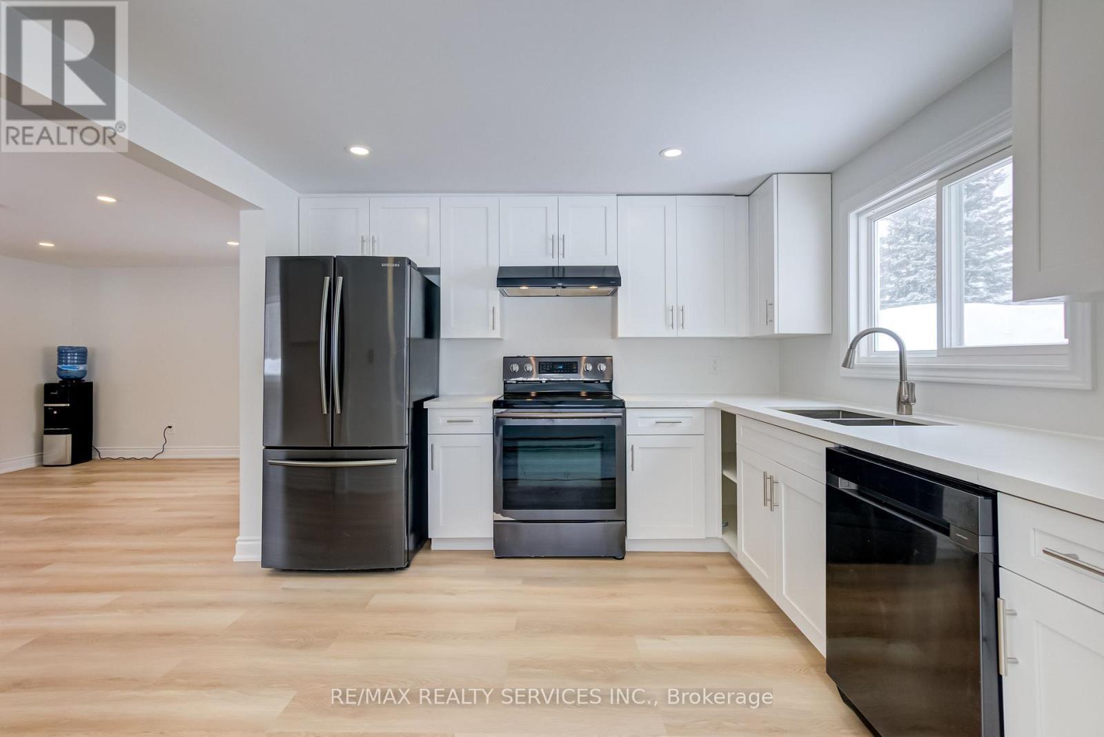 7826 Lake Jospeh Road, Georgian Bay, ON - Indoor Photo Showing Kitchen With Double Sink