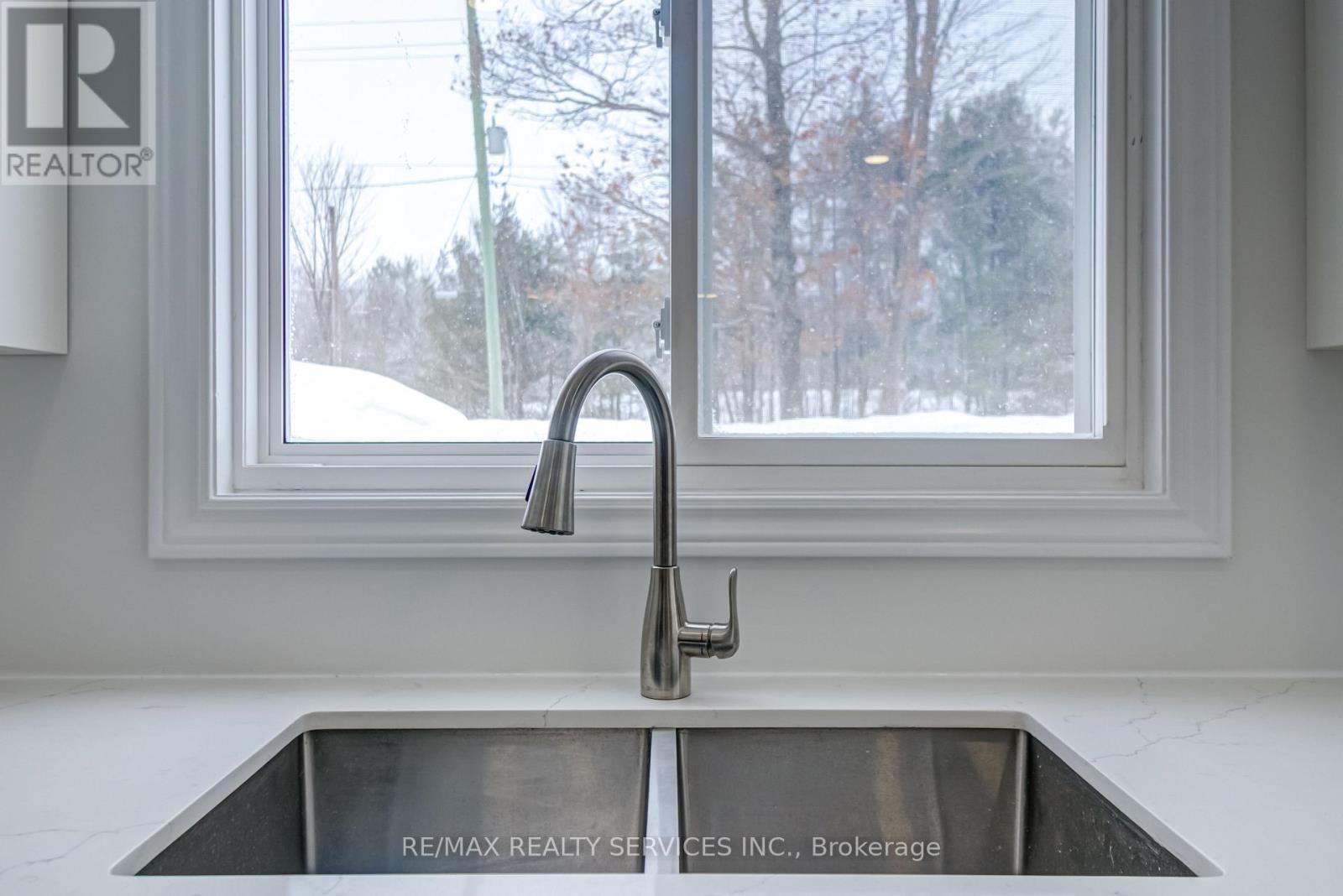 7826 Lake Jospeh Road, Georgian Bay, ON - Indoor Photo Showing Kitchen With Double Sink