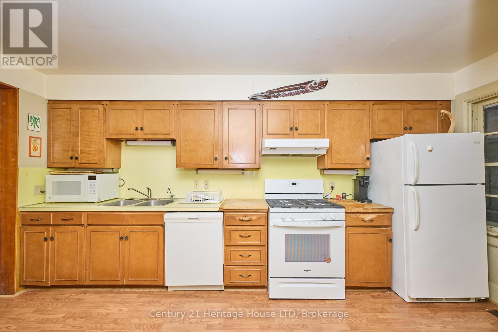 1033 Firelane 1 Road, Port Colborne (Sherkston), ON - Indoor Photo Showing Kitchen With Double Sink