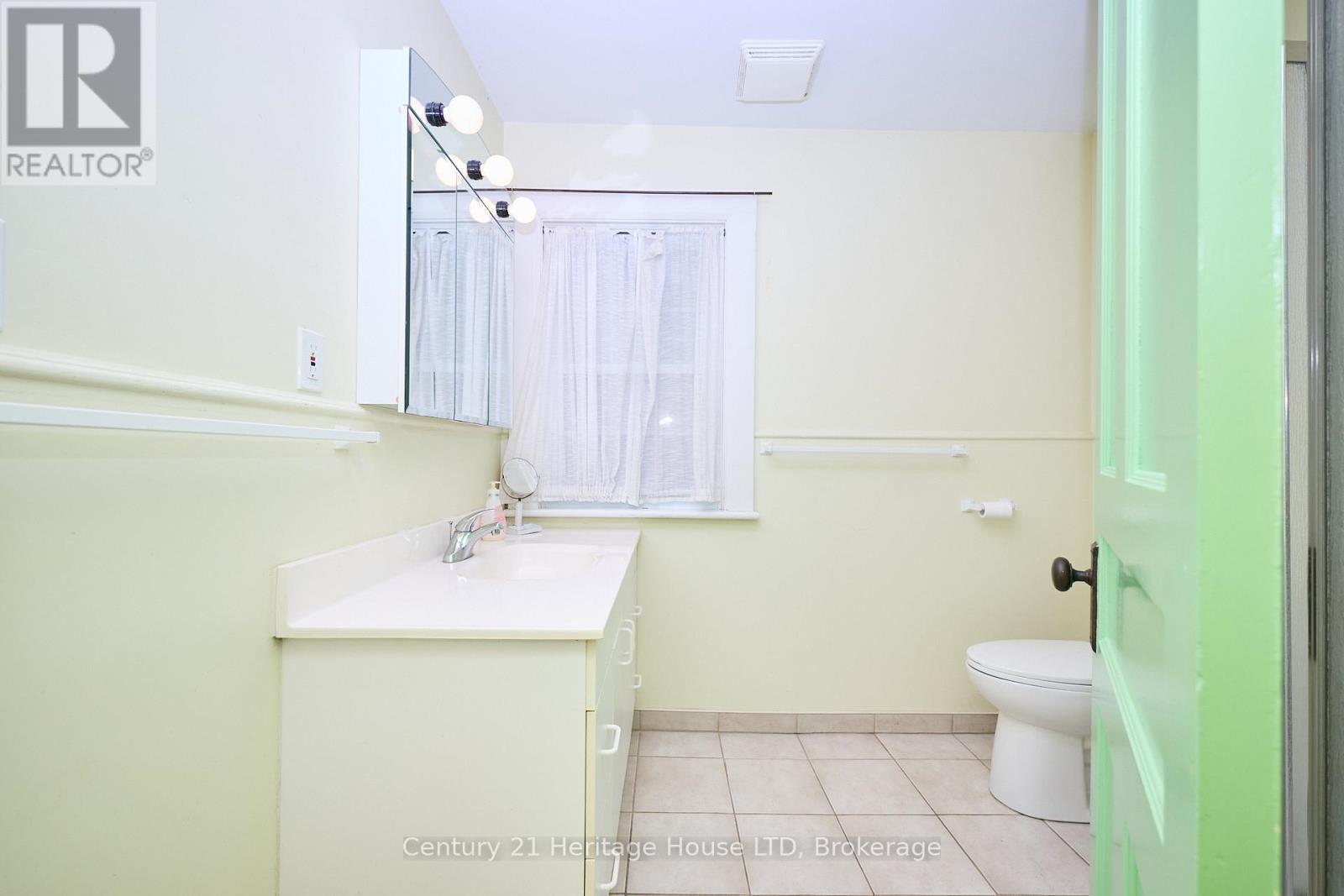 1033 Firelane 1 Road, Port Colborne (Sherkston), ON - Indoor Photo Showing Bathroom