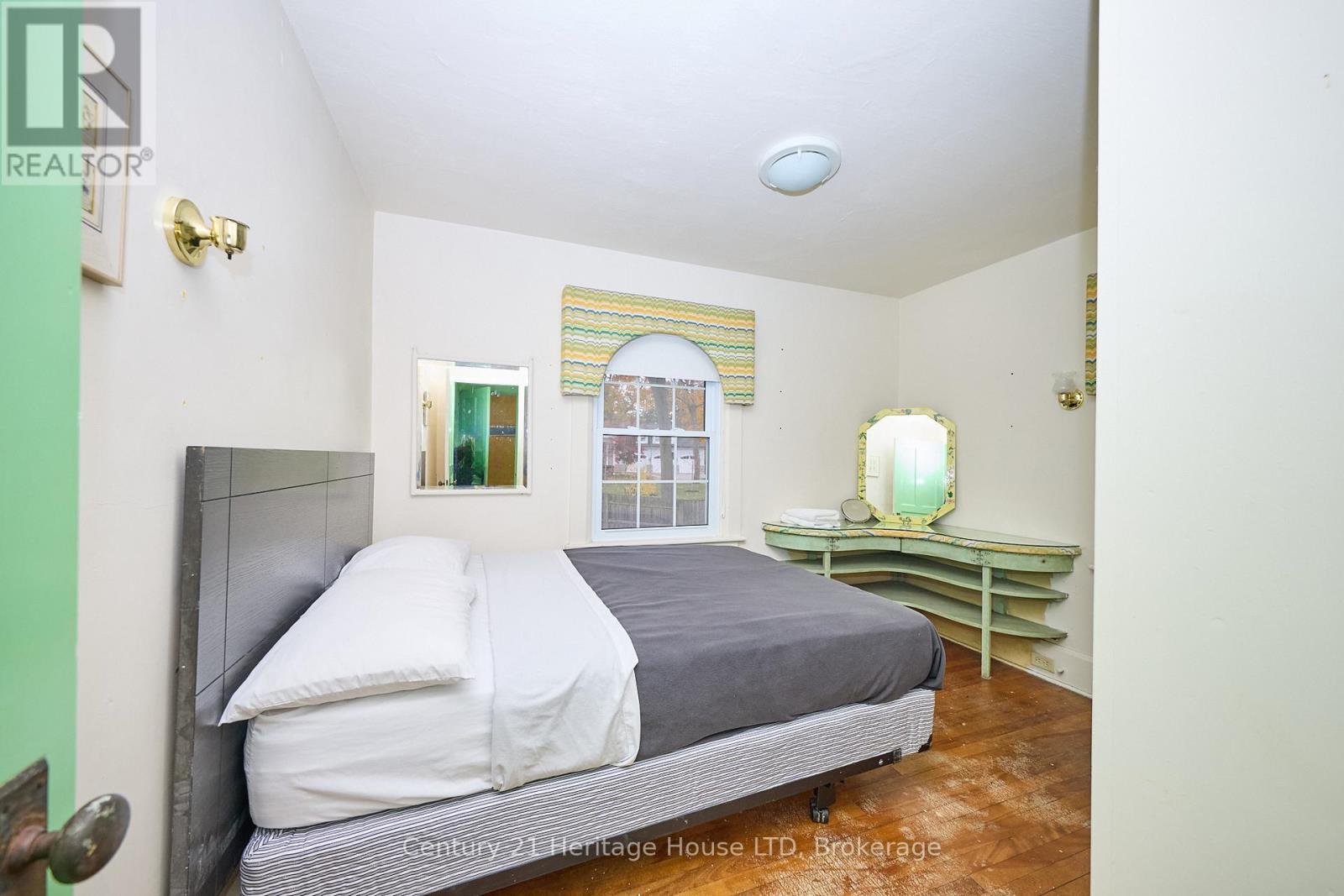 1033 Firelane 1 Road, Port Colborne (Sherkston), ON - Indoor Photo Showing Bedroom