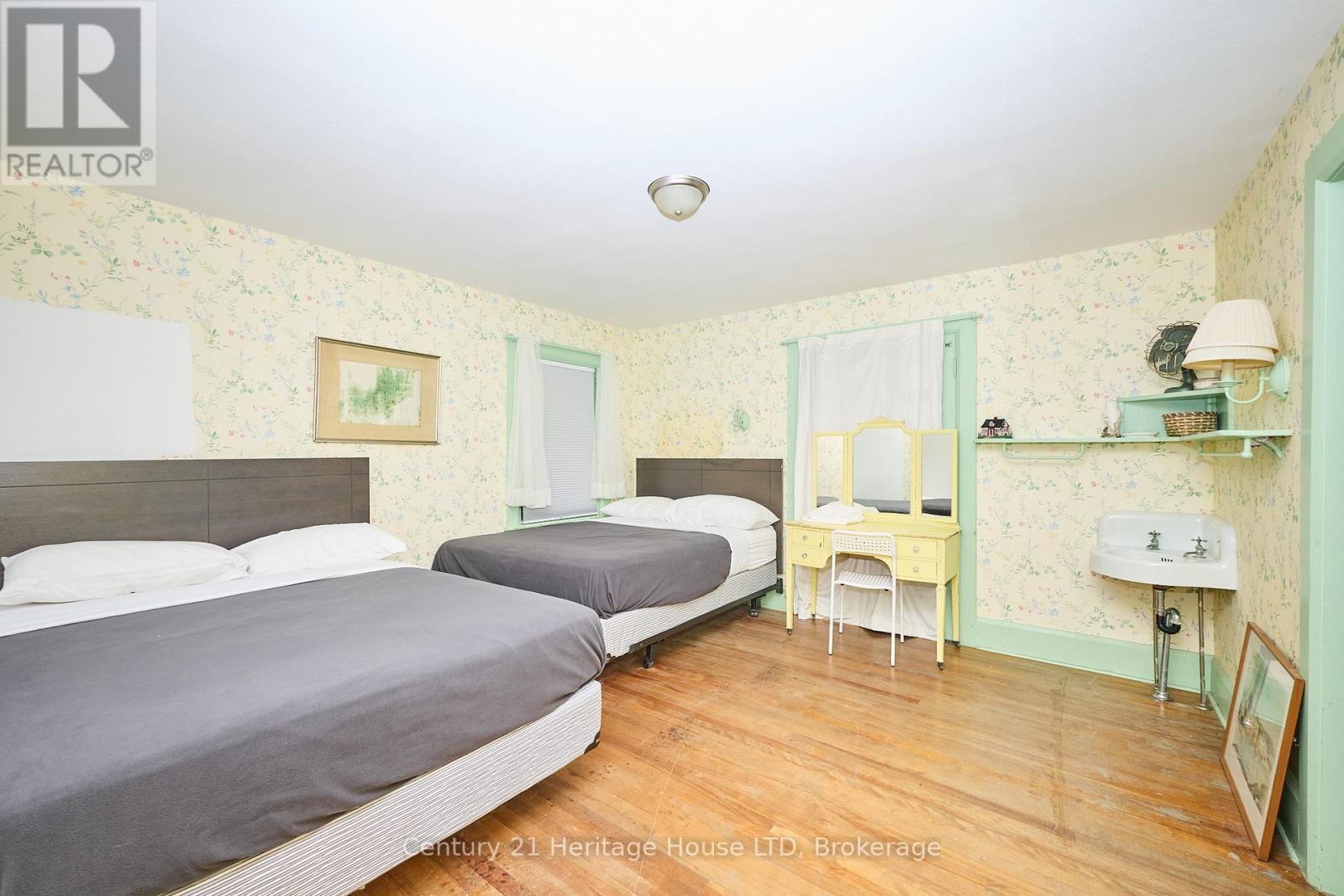 1033 Firelane 1 Road, Port Colborne (Sherkston), ON - Indoor Photo Showing Bedroom