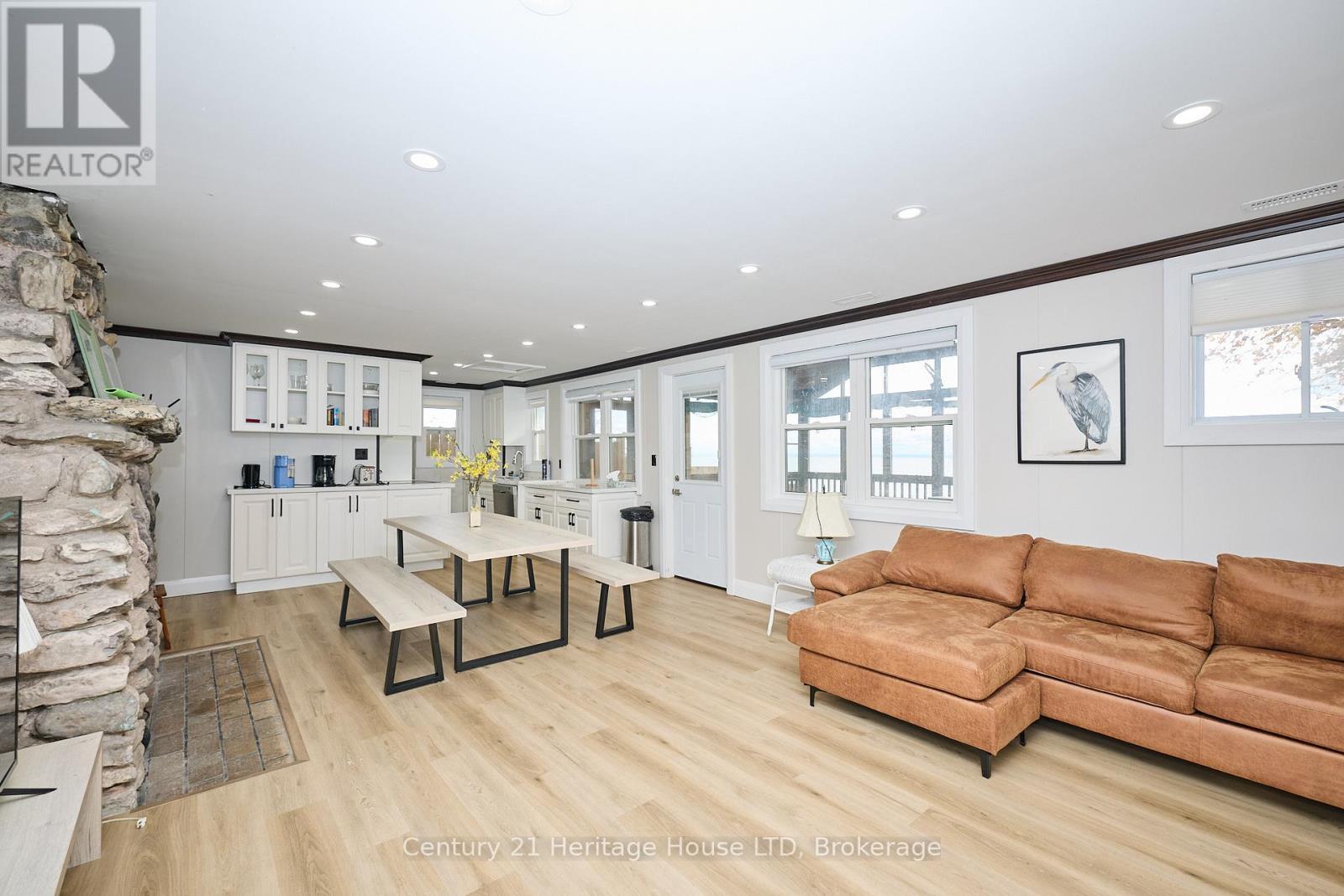1033 Firelane 1 Road, Port Colborne (Sherkston), ON - Indoor Photo Showing Living Room