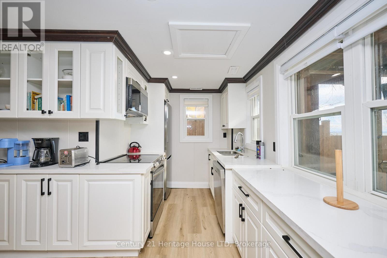 1033 Firelane 1 Road, Port Colborne (Sherkston), ON - Indoor Photo Showing Kitchen With Double Sink