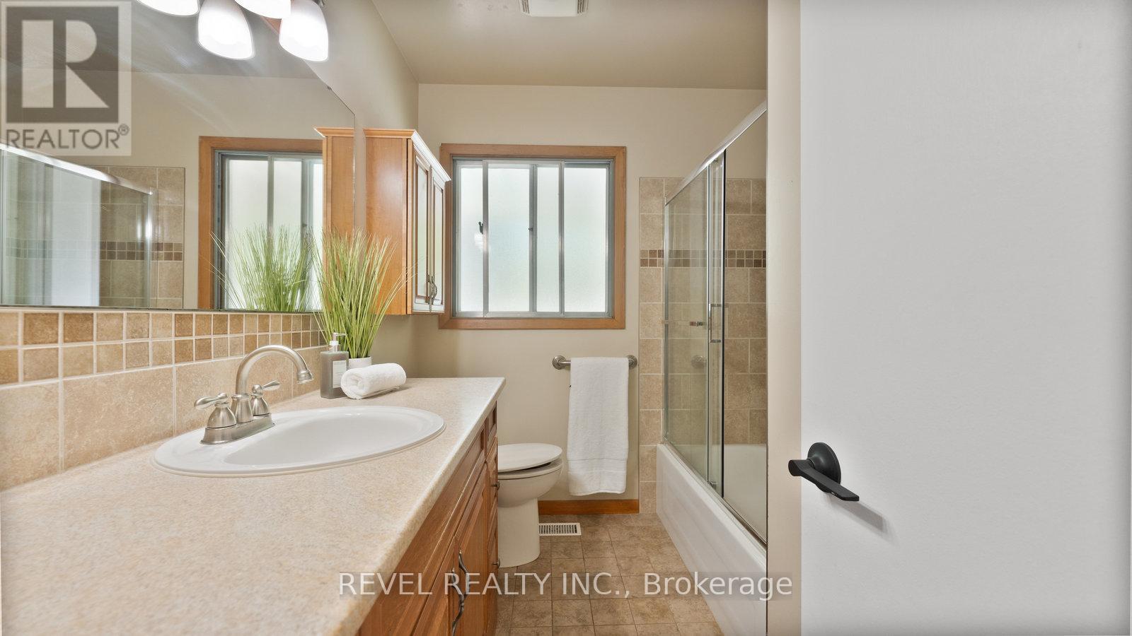 75 Pusey Boulevard, Brantford, ON - Indoor Photo Showing Bathroom