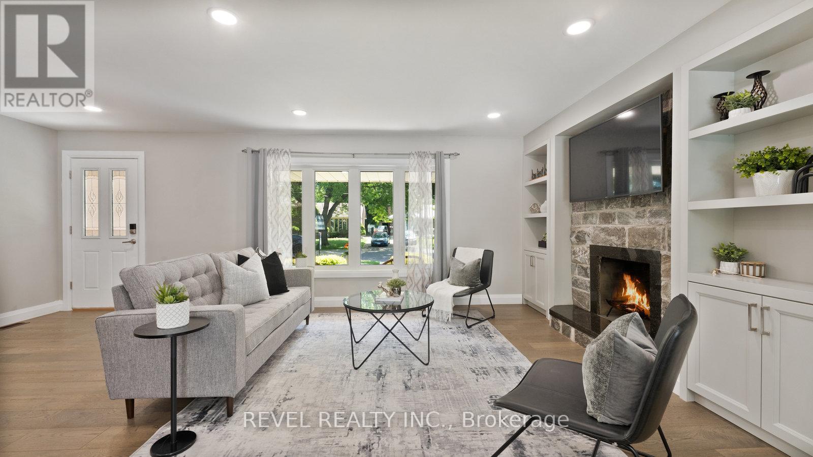 75 Pusey Boulevard, Brantford, ON - Indoor Photo Showing Living Room With Fireplace