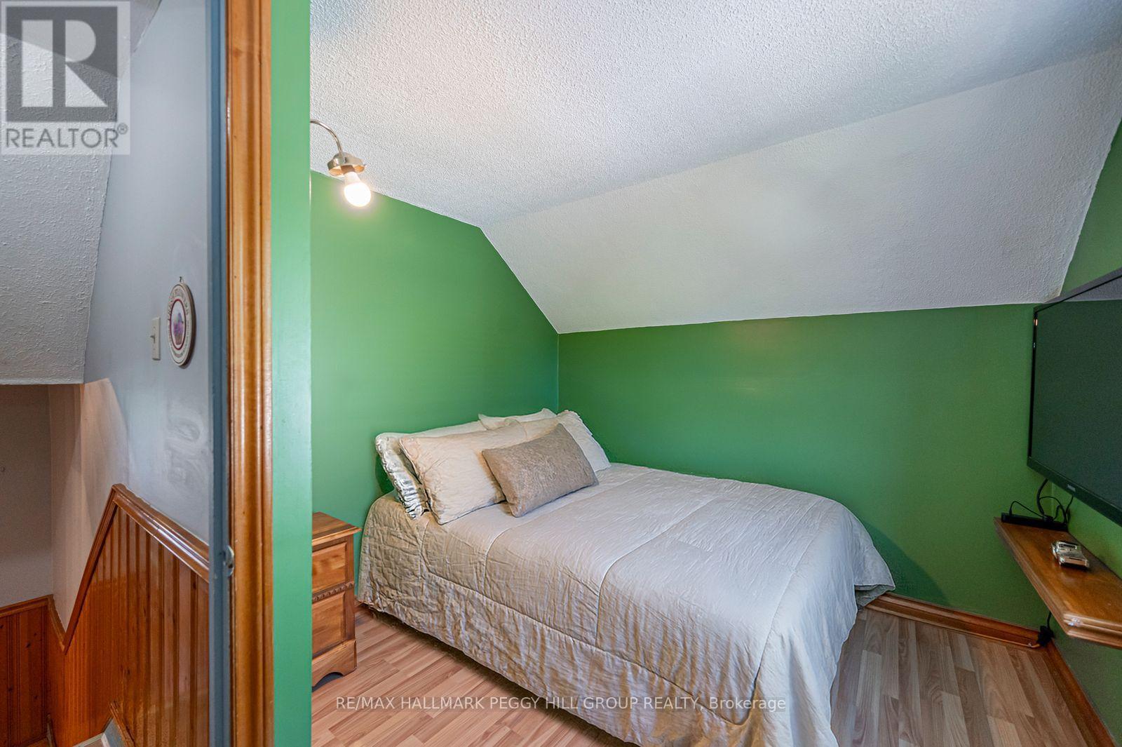 2139 Adjala-Tecumseth Townline, New Tecumseth, ON - Indoor Photo Showing Bedroom
