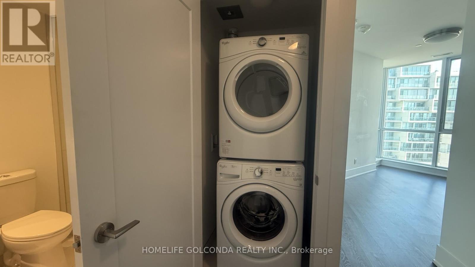 522 - 1 Edgewater Drive, Toronto, ON - Indoor Photo Showing Laundry Room