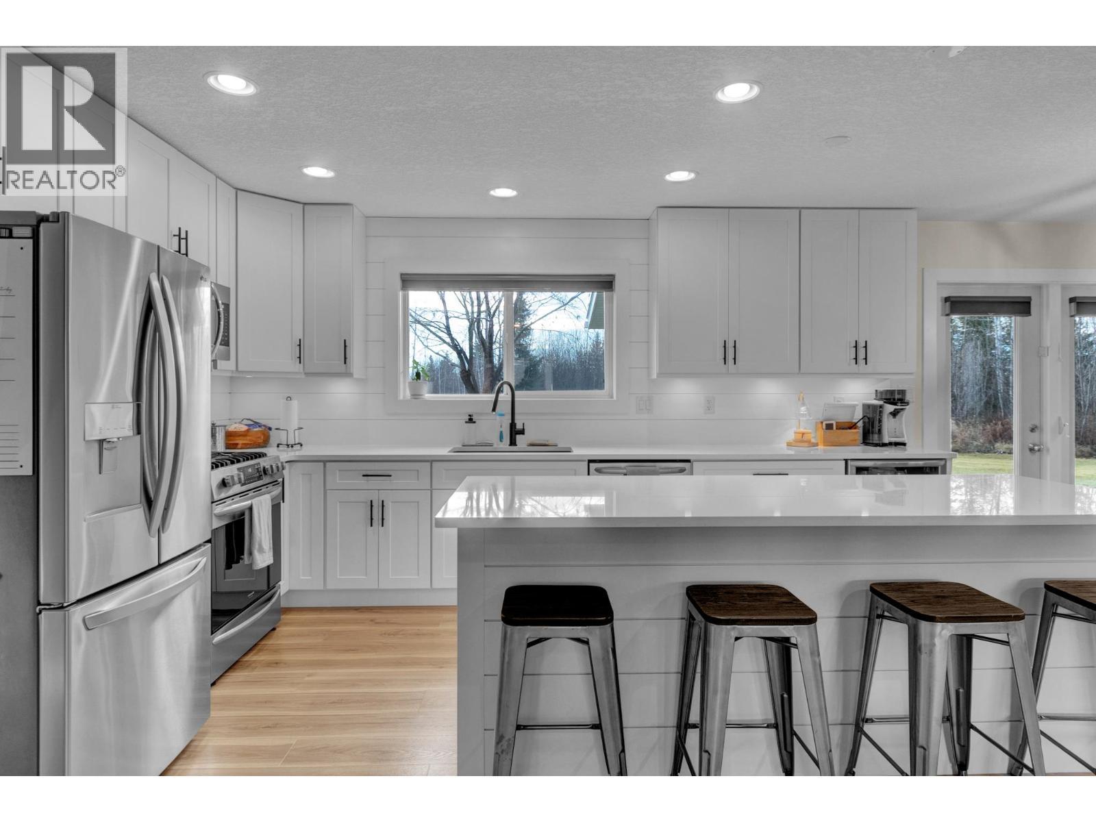 8645 Tabor Glen Drive, Prince George, BC - Indoor Photo Showing Kitchen With Upgraded Kitchen