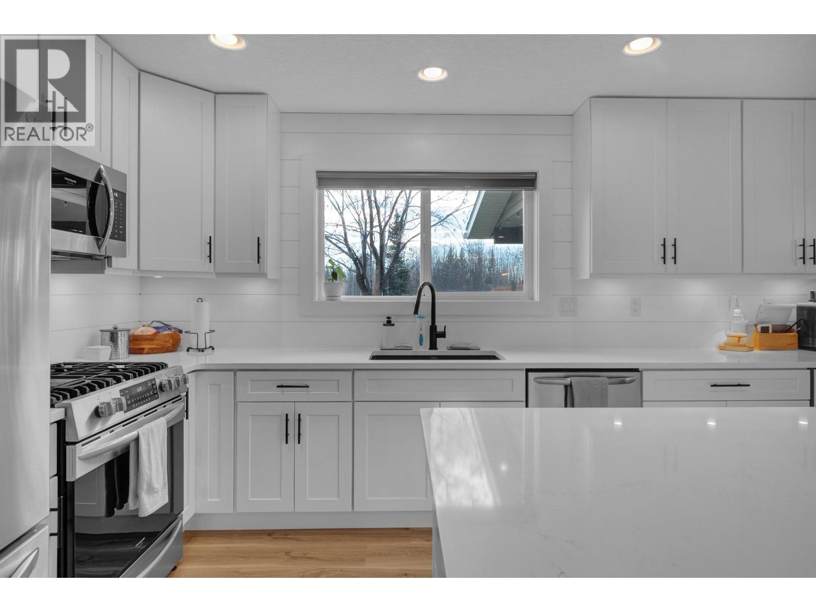 8645 Tabor Glen Drive, Prince George, BC - Indoor Photo Showing Kitchen With Upgraded Kitchen