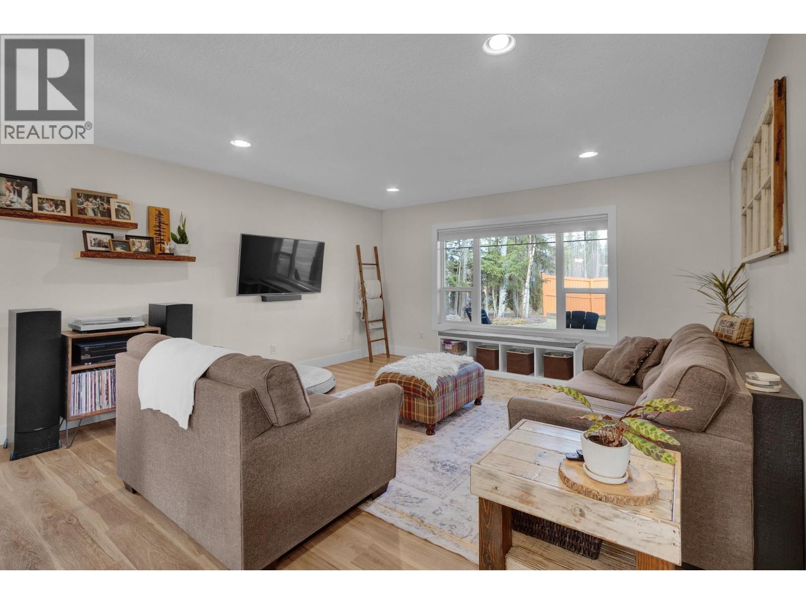 8645 Tabor Glen Drive, Prince George, BC - Indoor Photo Showing Living Room
