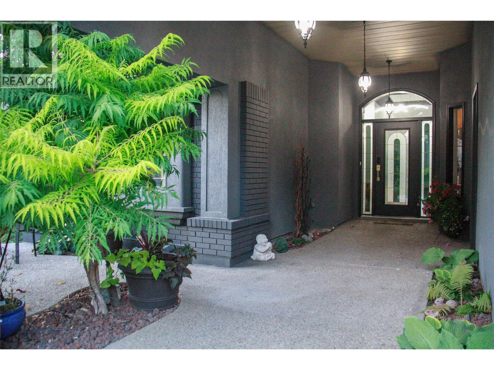 covered walkway - 3897 Gallaghers Grange, Kelowna, BC - Outdoor