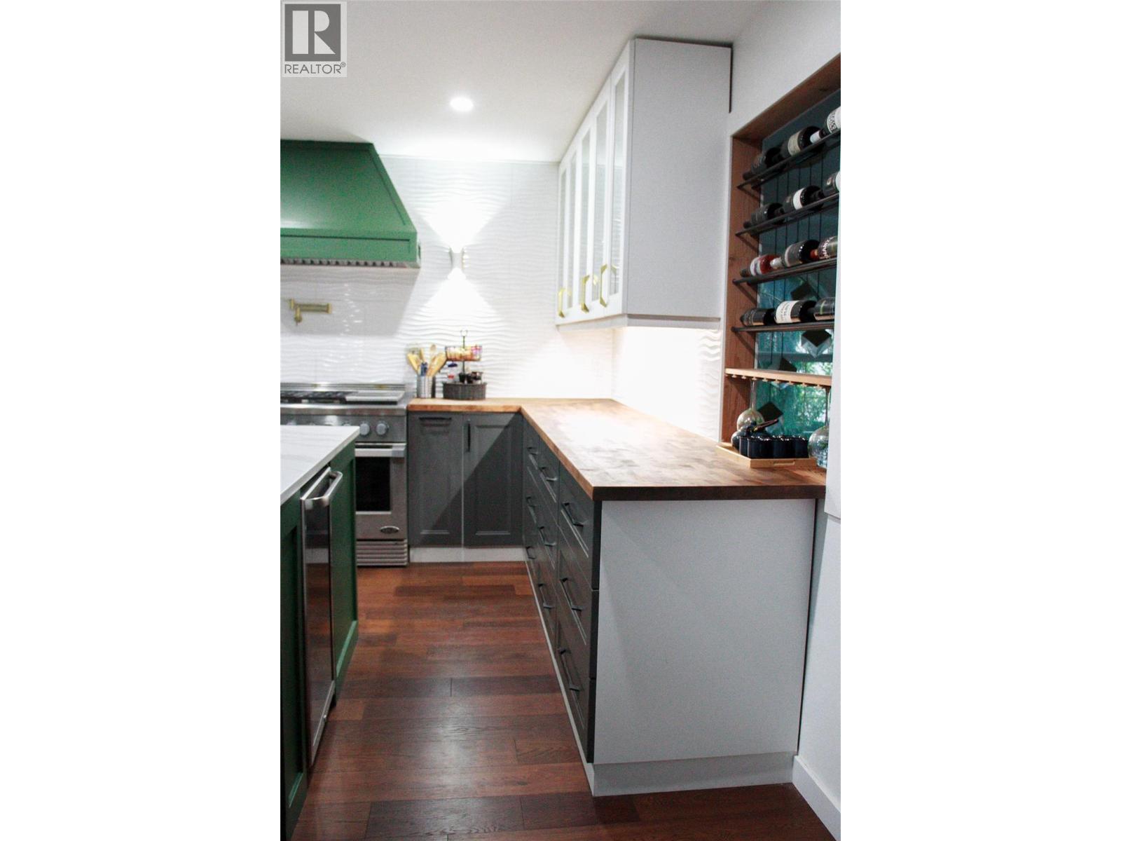 3897 Gallaghers Grange, Kelowna, BC - Indoor Photo Showing Kitchen