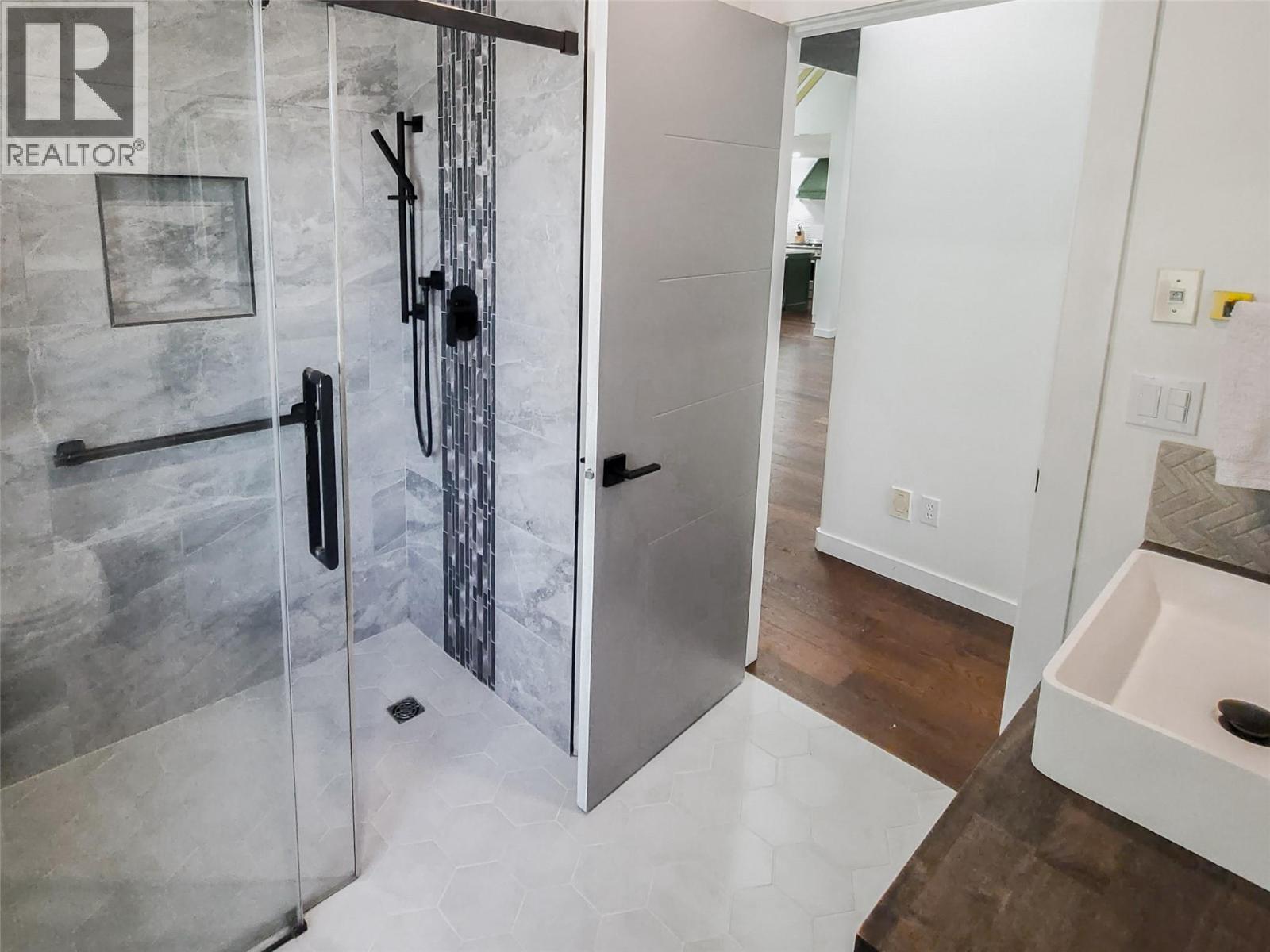 Guest bath, black finishes with cedar roof - 3897 Gallaghers Grange, Kelowna, BC - Indoor Photo Showing Bathroom