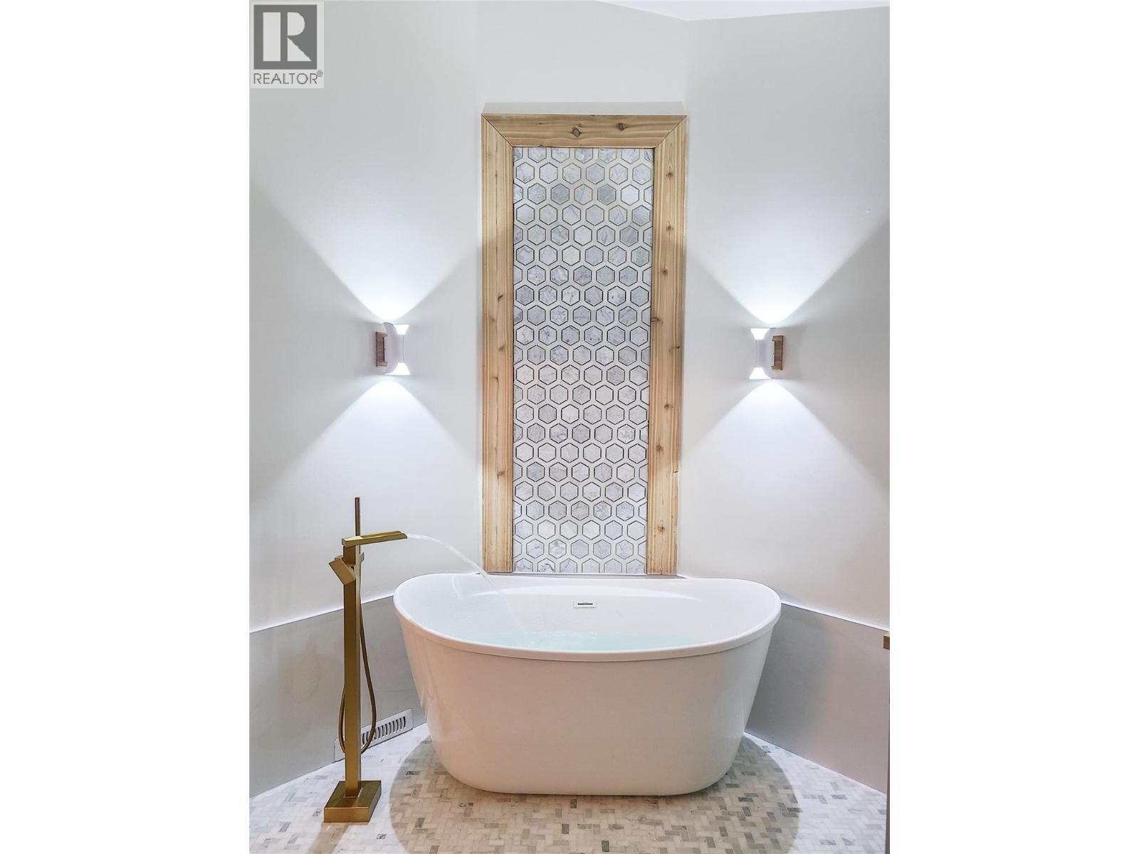 3897 Gallaghers Grange, Kelowna, BC - Indoor Photo Showing Bathroom