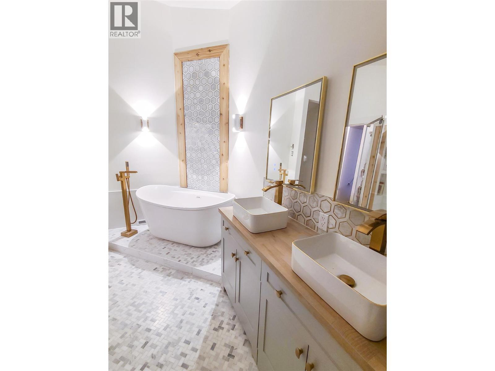 3897 Gallaghers Grange, Kelowna, BC - Indoor Photo Showing Bathroom