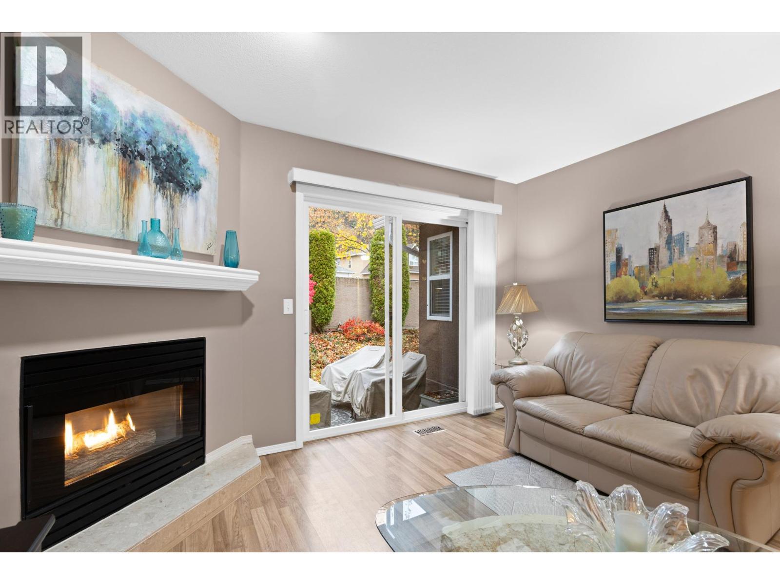 535 Glenmeadows Road Unit# 33, Kelowna, BC - Indoor Photo Showing Living Room With Fireplace
