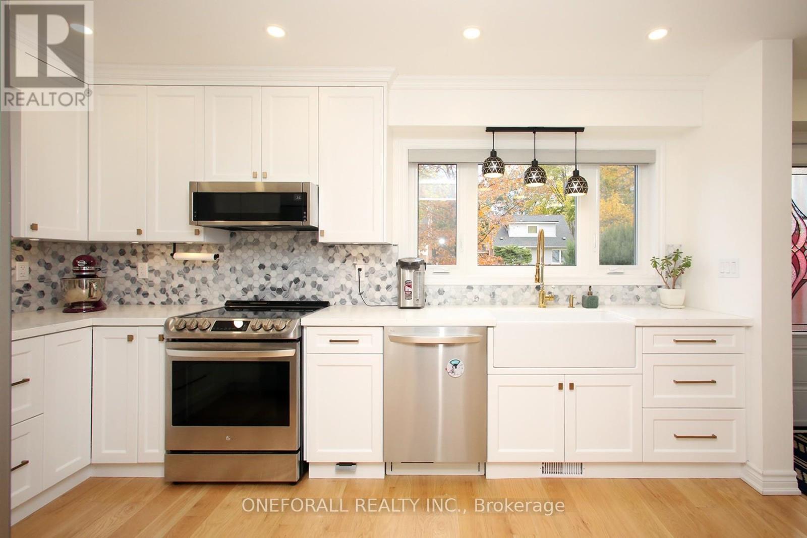 10 Esmond Crescent, Toronto, ON - Indoor Photo Showing Kitchen With Upgraded Kitchen