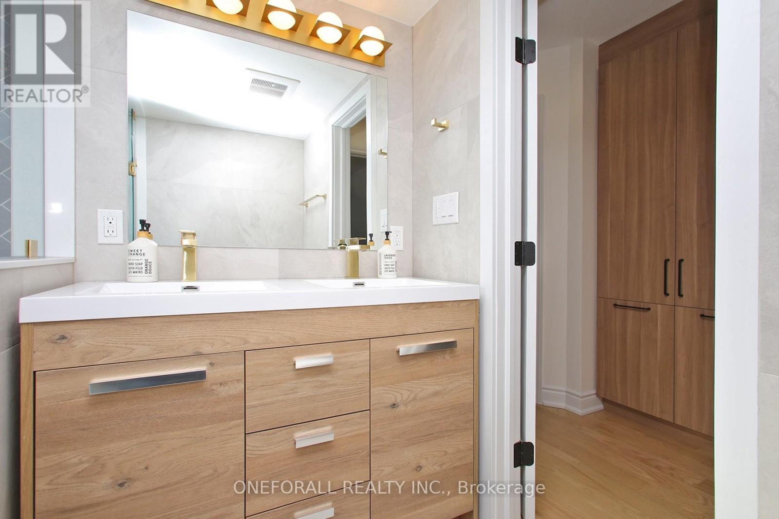 10 Esmond Crescent, Toronto, ON - Indoor Photo Showing Bathroom