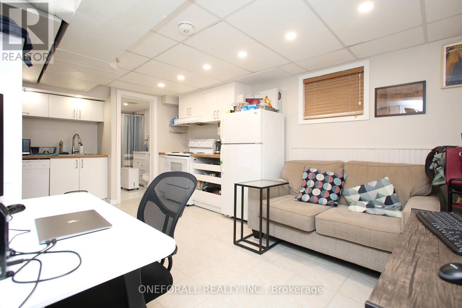 10 Esmond Crescent, Toronto, ON - Indoor