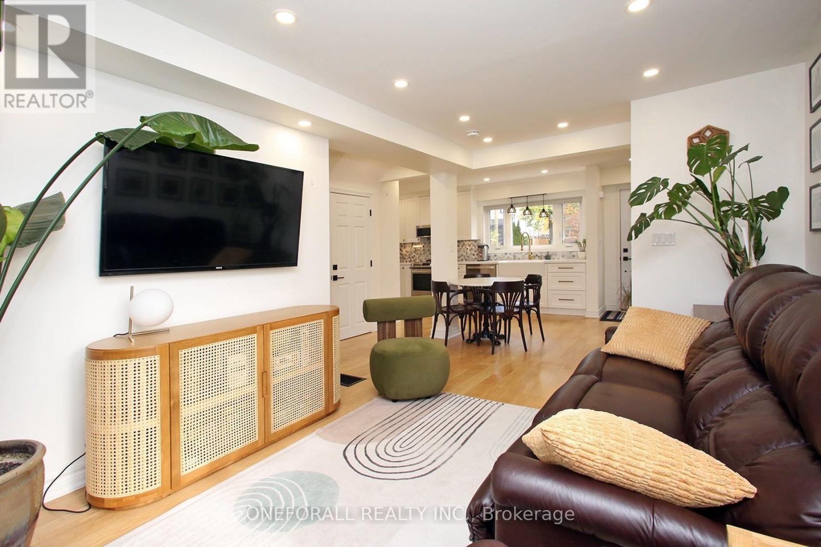 10 Esmond Crescent, Toronto, ON - Indoor Photo Showing Living Room