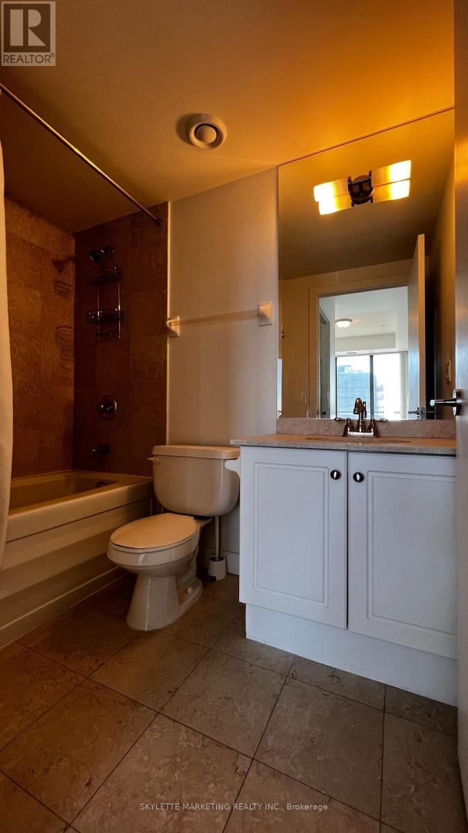 911 - 438 King Street W, Toronto, ON - Indoor Photo Showing Bathroom