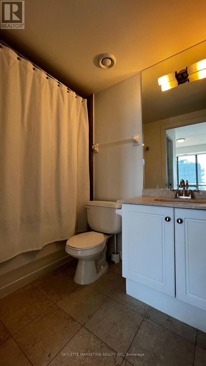 911 - 438 King Street W, Toronto, ON - Indoor Photo Showing Bathroom