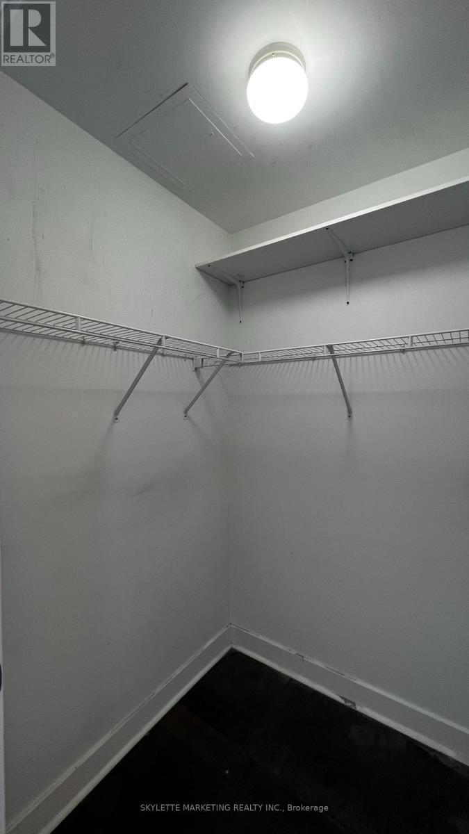 911 - 438 King Street W, Toronto, ON - Indoor With Storage