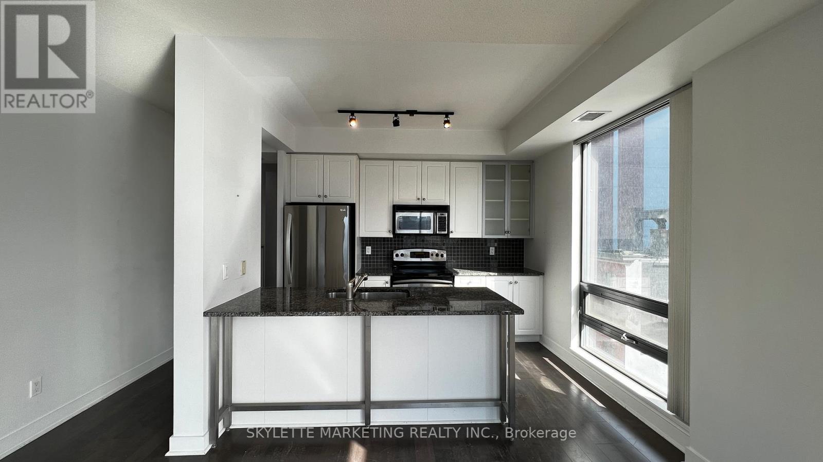 911 - 438 King Street W, Toronto, ON - Indoor Photo Showing Kitchen With Upgraded Kitchen