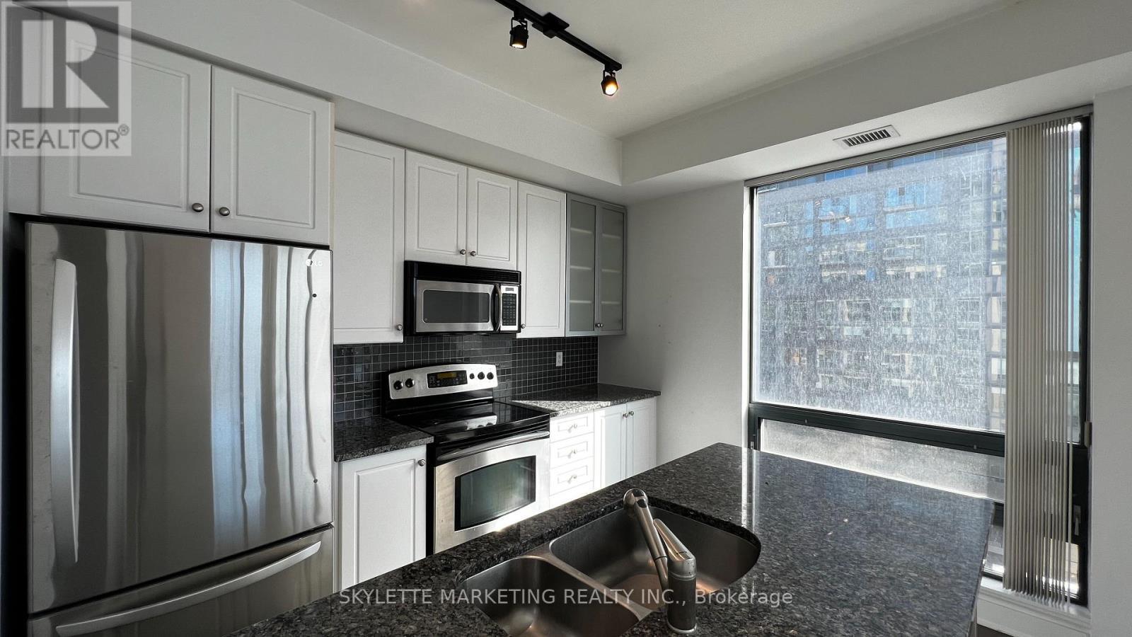 911 - 438 King Street W, Toronto, ON - Indoor Photo Showing Kitchen With Double Sink With Upgraded Kitchen