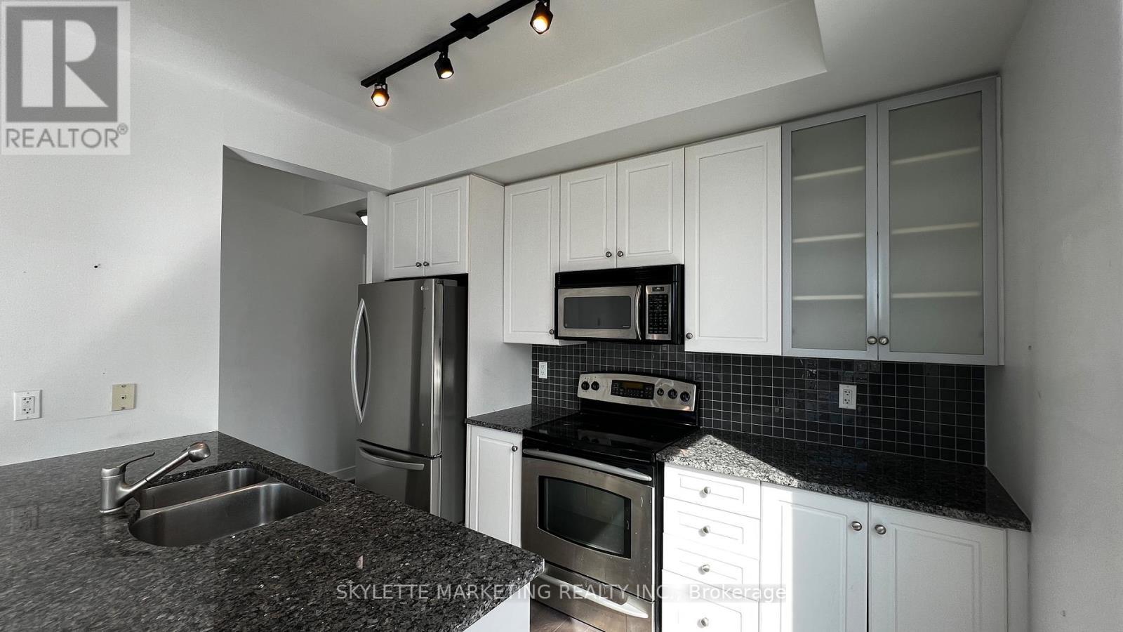 911 - 438 King Street W, Toronto, ON - Indoor Photo Showing Kitchen With Double Sink With Upgraded Kitchen