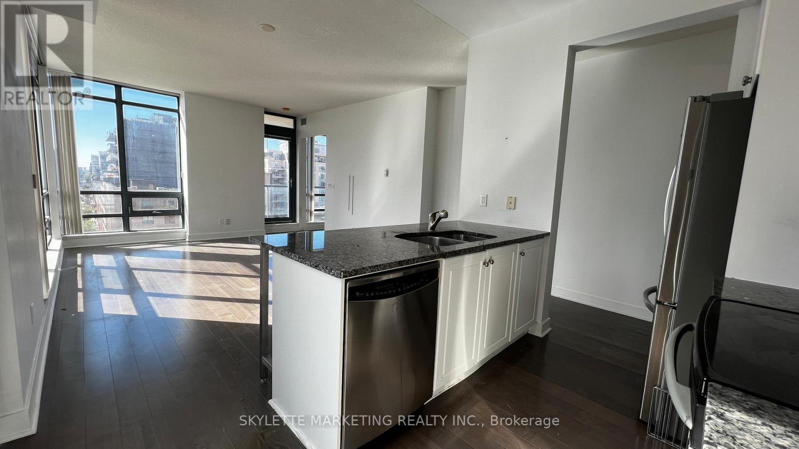 911 - 438 King Street W, Toronto, ON - Indoor Photo Showing Kitchen With Double Sink