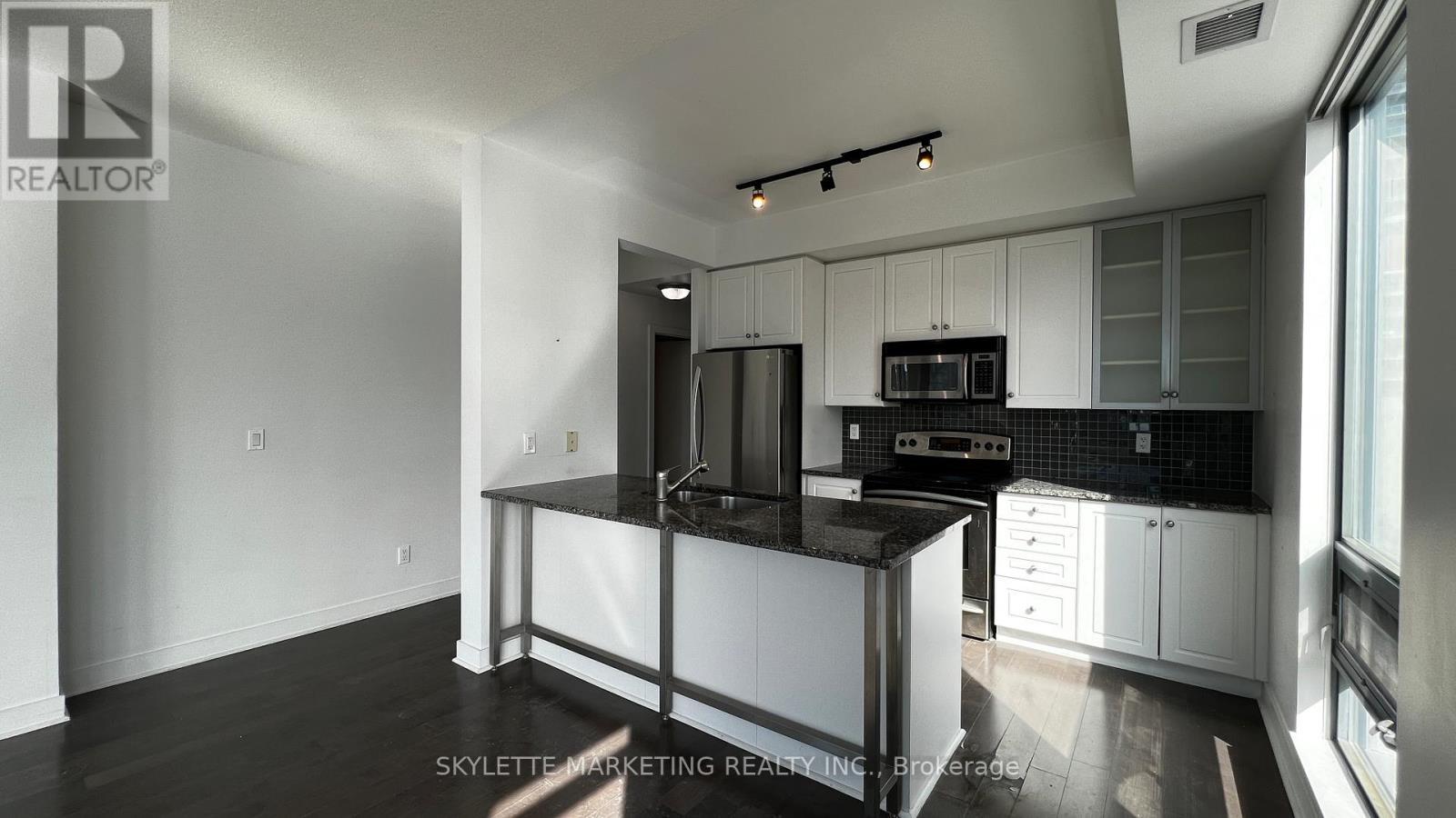 911 - 438 King Street W, Toronto, ON - Indoor Photo Showing Kitchen