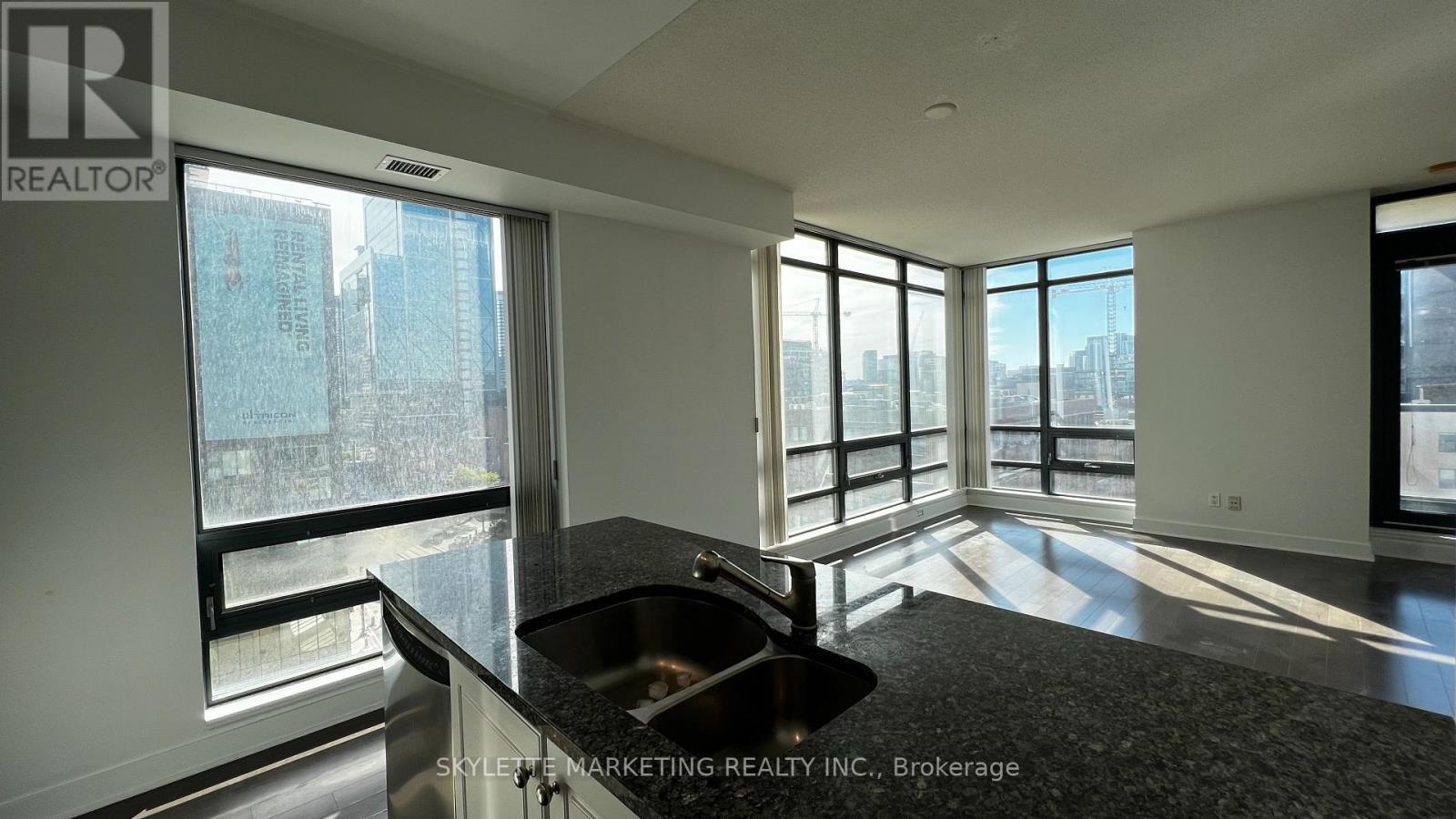 911 - 438 King Street W, Toronto, ON - Indoor