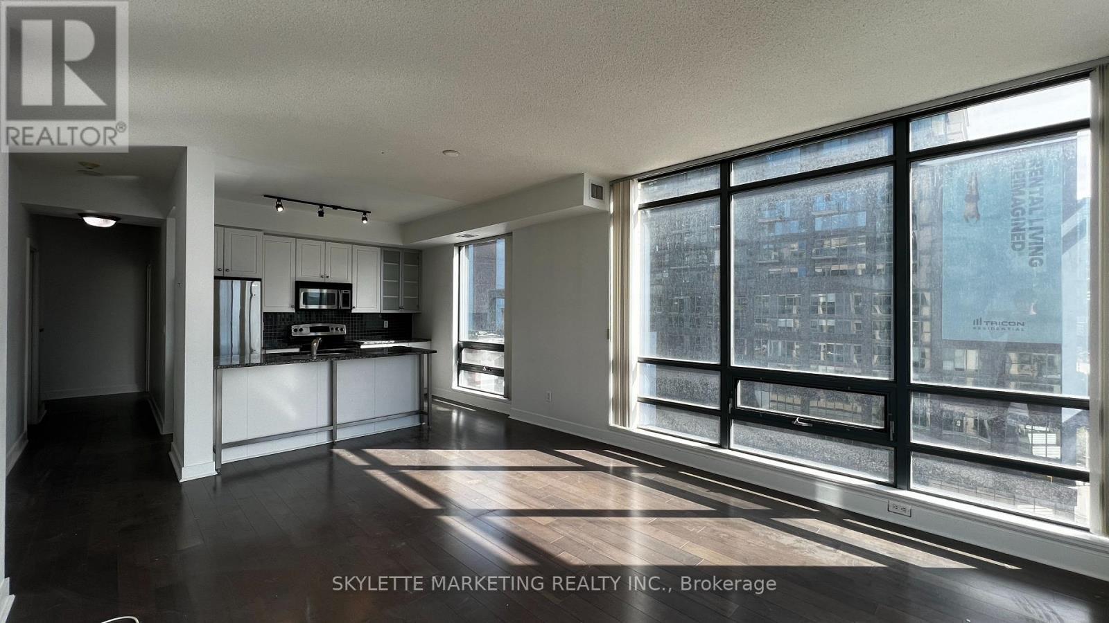 911 - 438 King Street W, Toronto, ON - Indoor Photo Showing Kitchen