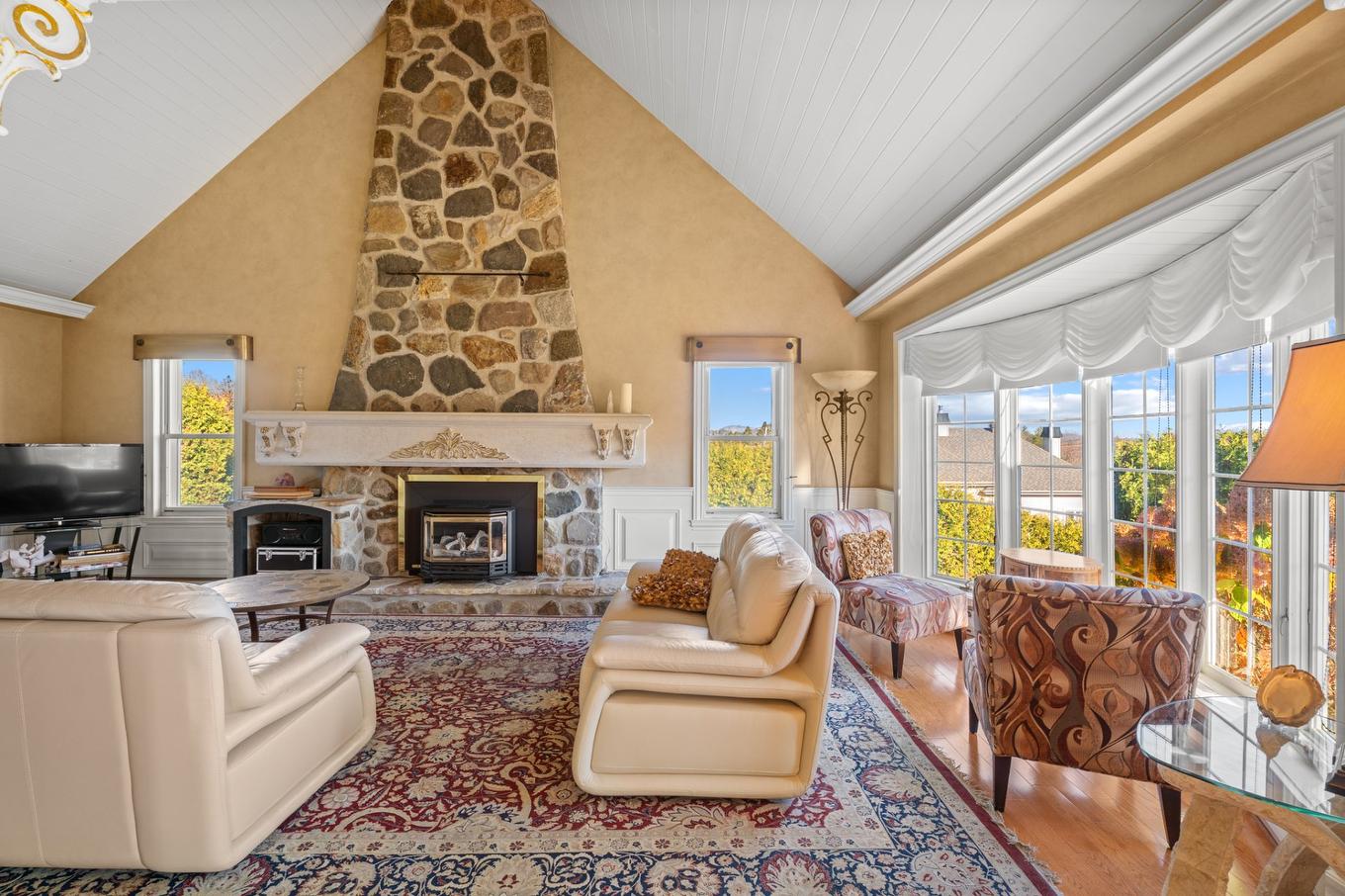Salon - 531 Rue Principale, Saint-Sauveur, QC - Indoor Photo Showing Living Room With Fireplace