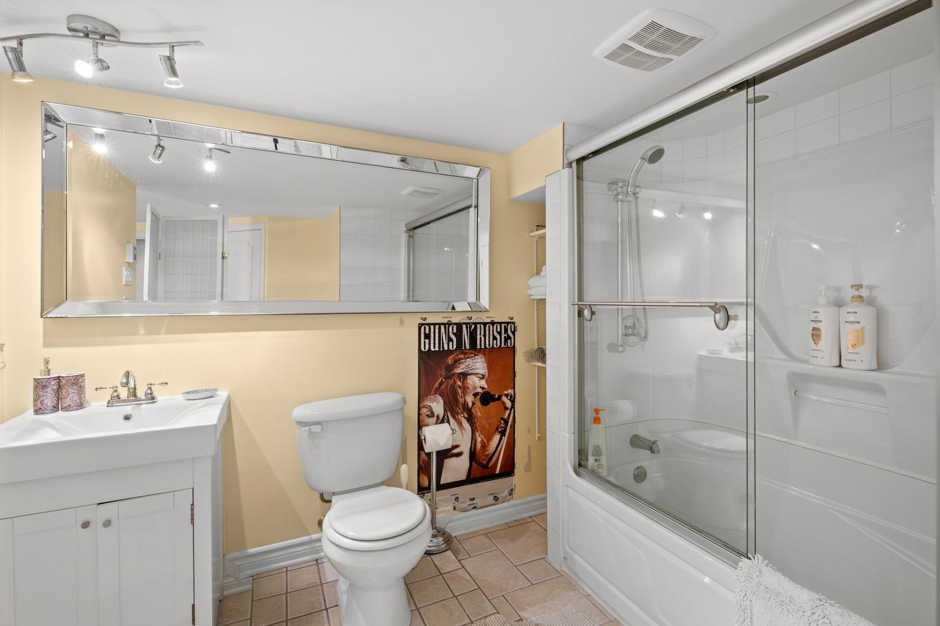 Salle de bains attenante à la CCP - 531 Rue Principale, Saint-Sauveur, QC - Indoor Photo Showing Bathroom