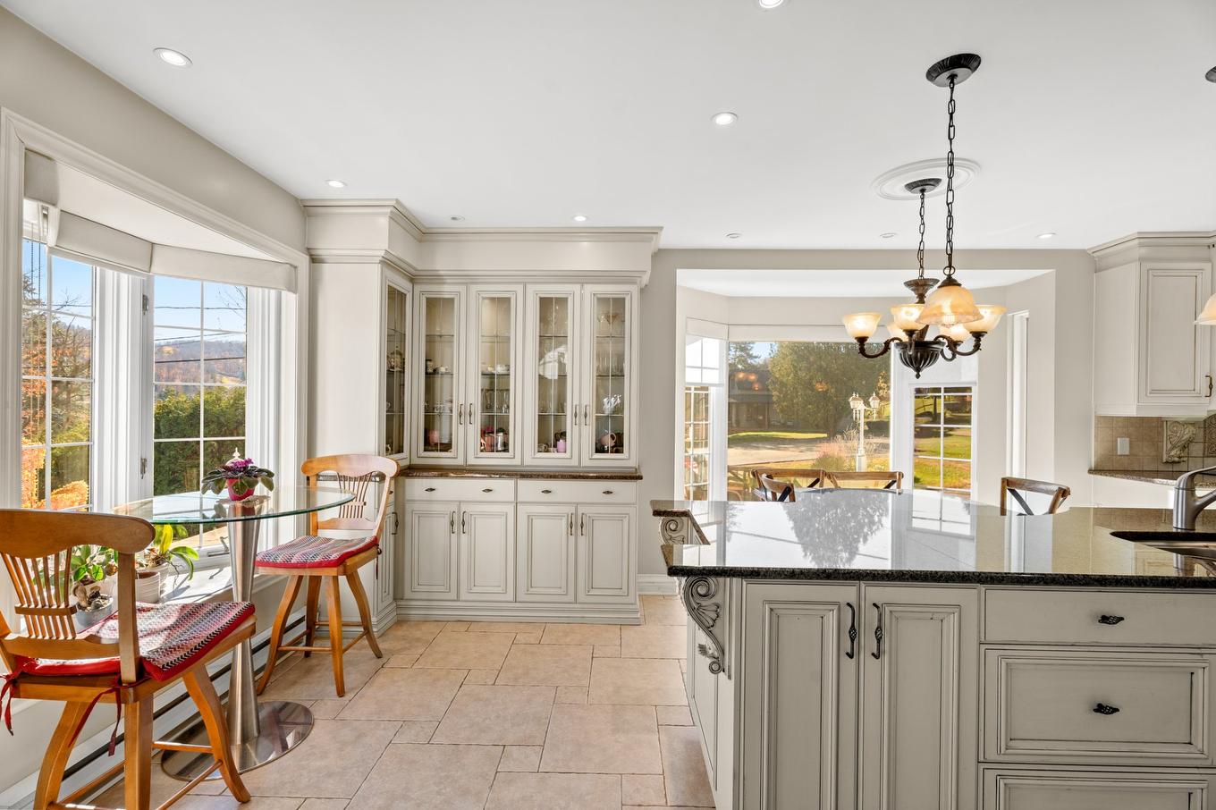 Cuisine - 531 Rue Principale, Saint-Sauveur, QC - Indoor