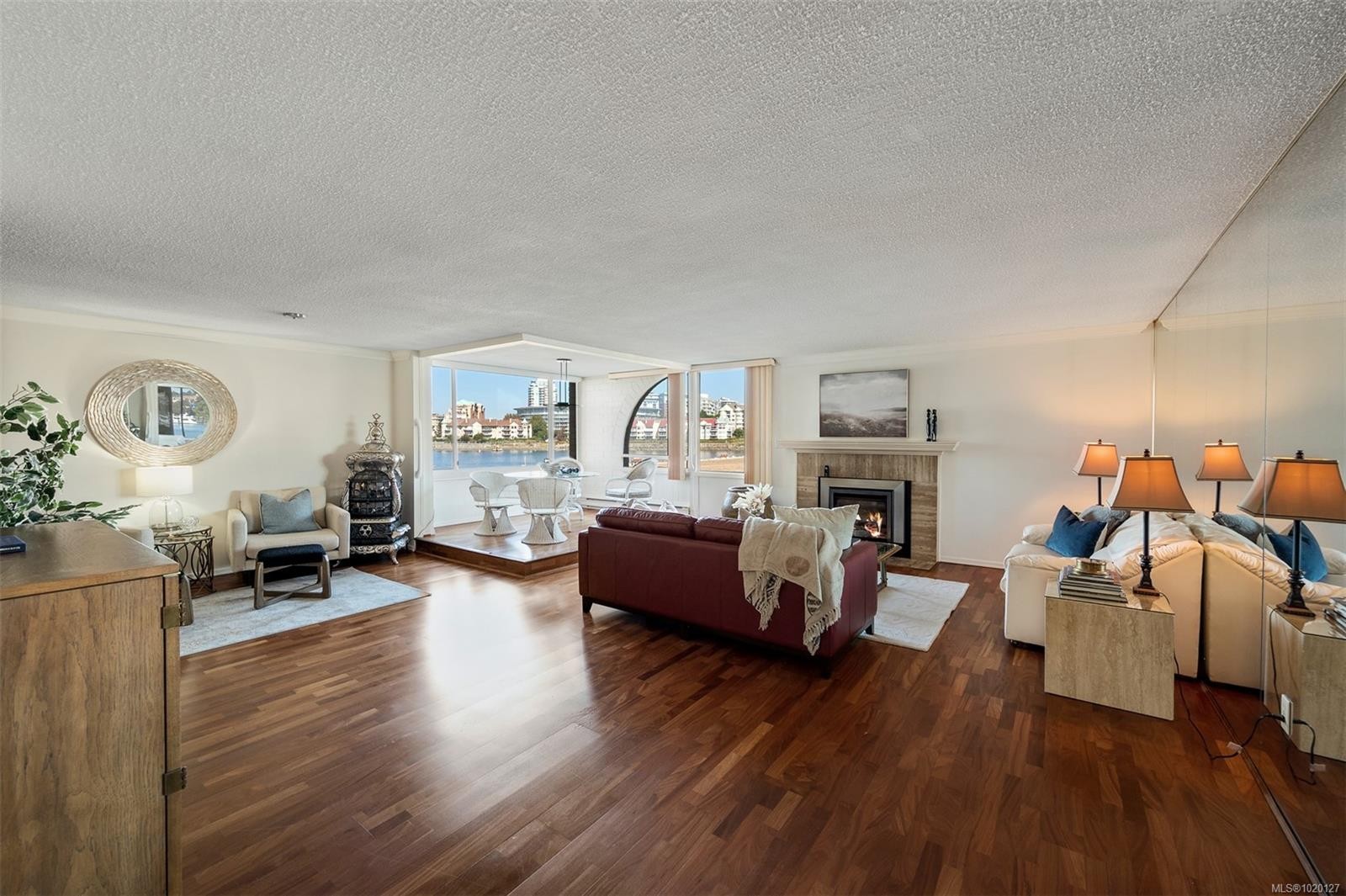 201-640 Montreal St, Victoria, BC - Indoor Photo Showing Living Room With Fireplace