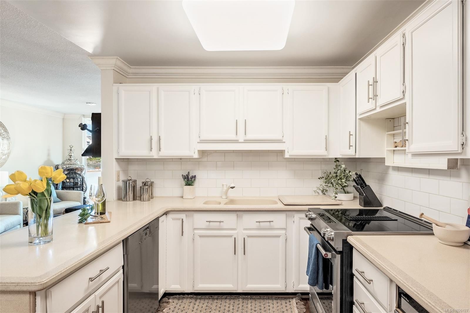 201-640 Montreal St, Victoria, BC - Indoor Photo Showing Kitchen