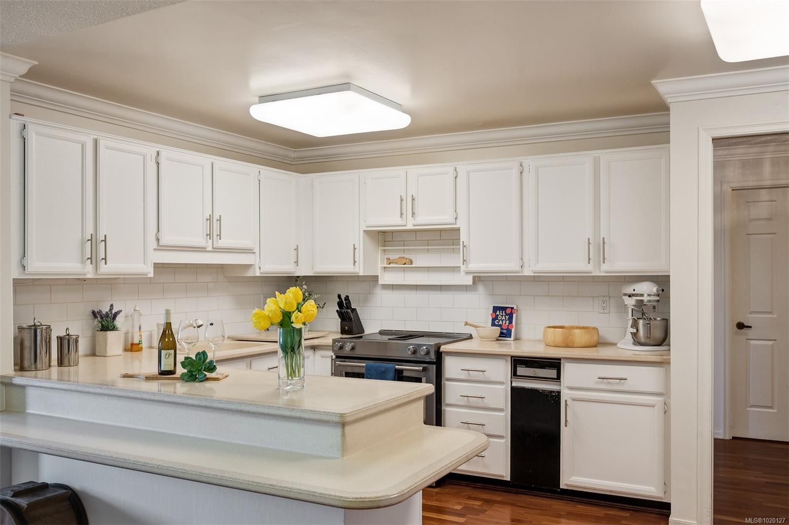 201-640 Montreal St, Victoria, BC - Indoor Photo Showing Kitchen