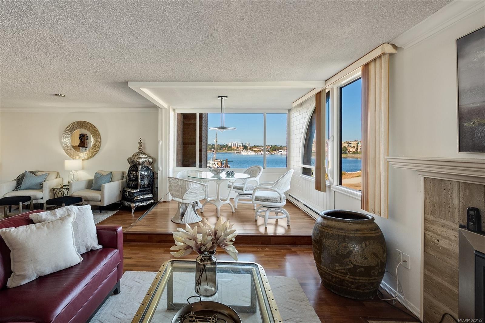 201-640 Montreal St, Victoria, BC - Indoor Photo Showing Living Room