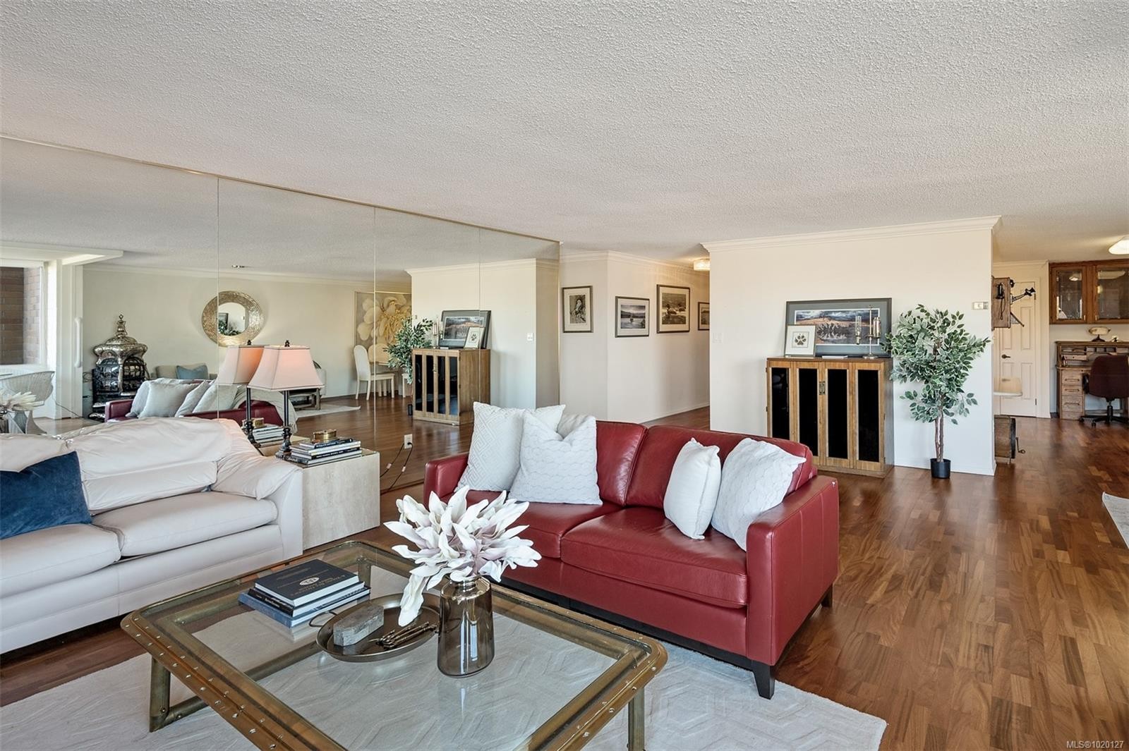 201-640 Montreal St, Victoria, BC - Indoor Photo Showing Living Room