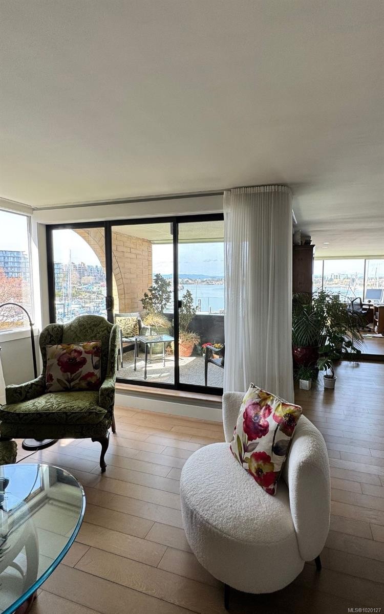 201-640 Montreal St, Victoria, BC - Indoor Photo Showing Living Room