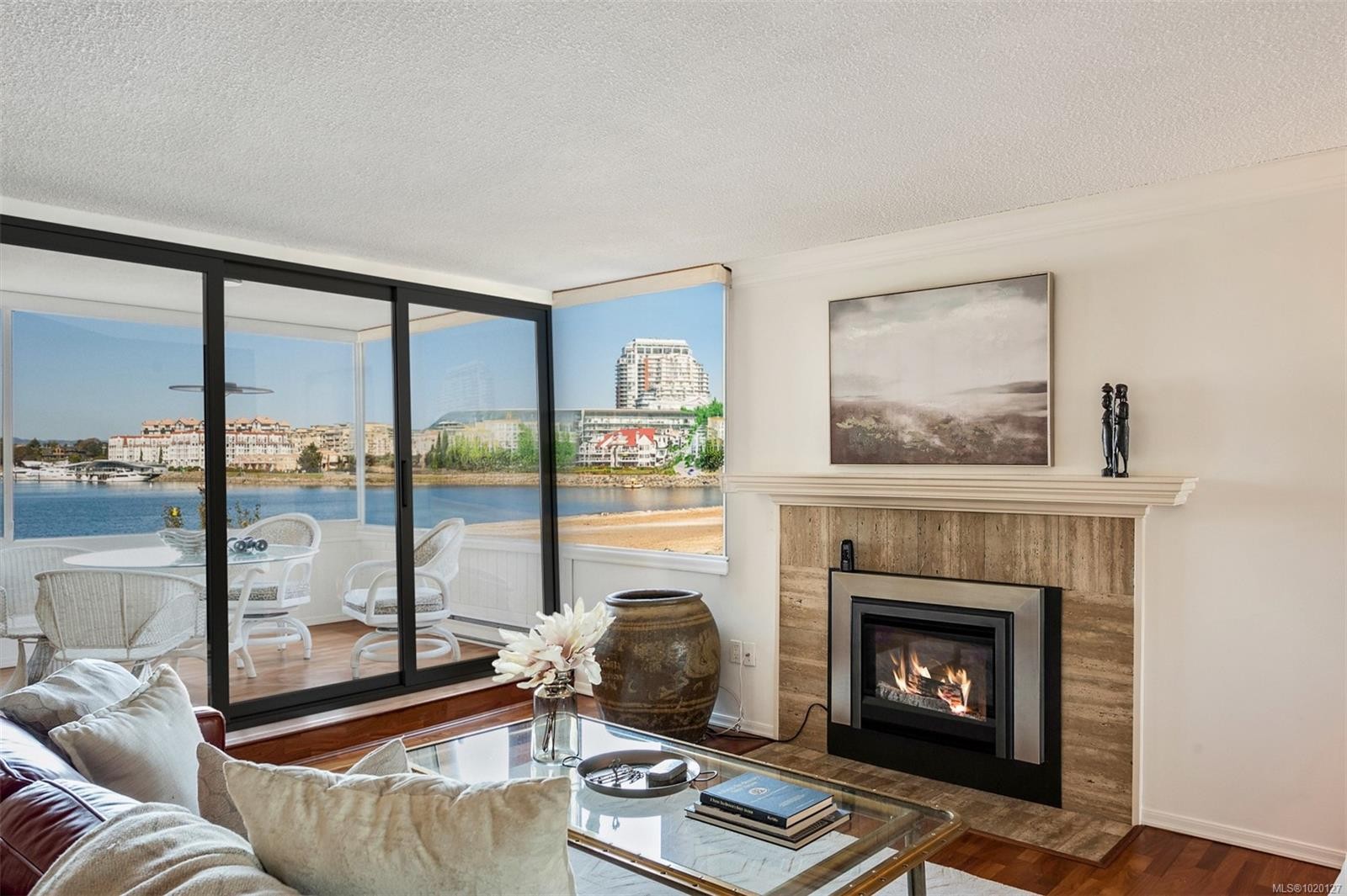 201-640 Montreal St, Victoria, BC - Indoor Photo Showing Living Room With Fireplace
